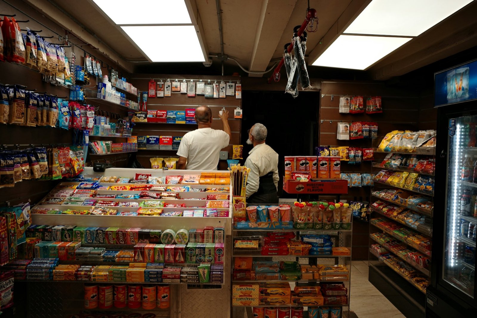 Mesón y caja de un comercio de barrio