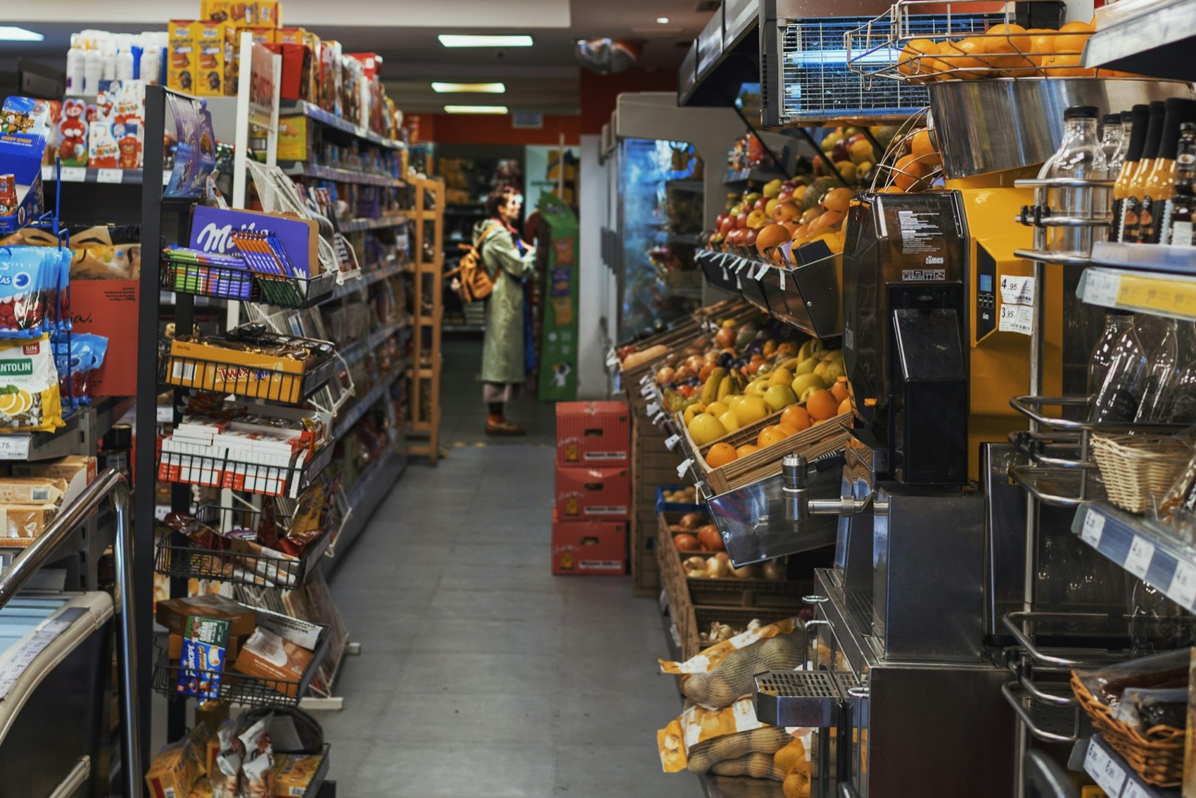 Pasillo ordenado de un minimarket