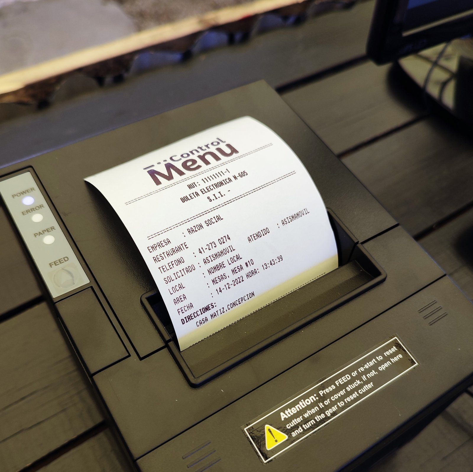 Impresora de comandas emitiendo un ticket con el membrete de Control Menú y la leyenda boleta electrónica