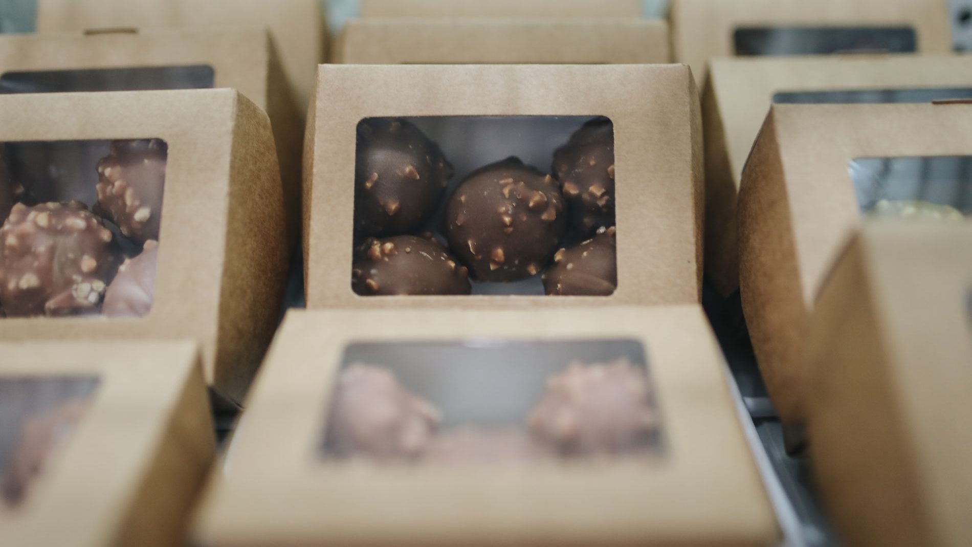 Cajas de cartón kraft con ventana, llenas de bombones de chocolate