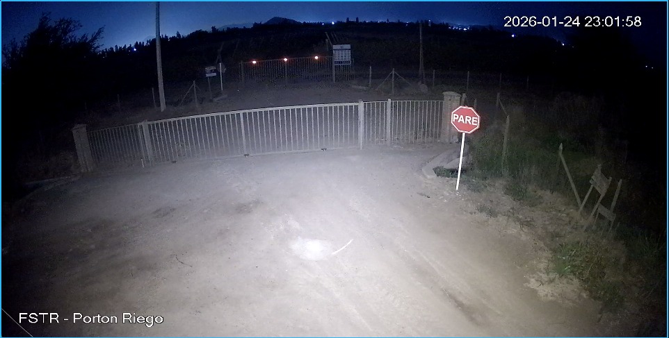 Portón de riego de noche con cámara convencional: imagen oscura