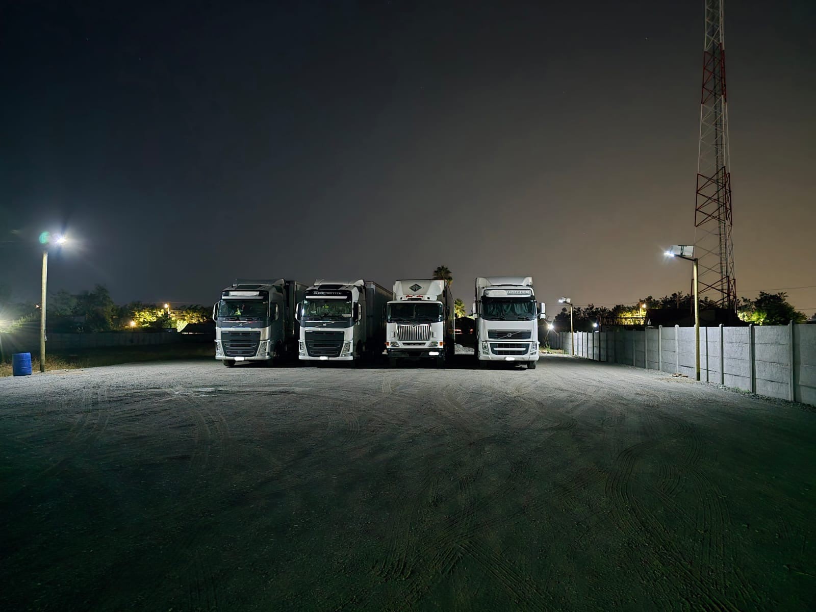 Estacionamiento de camiones iluminado de noche