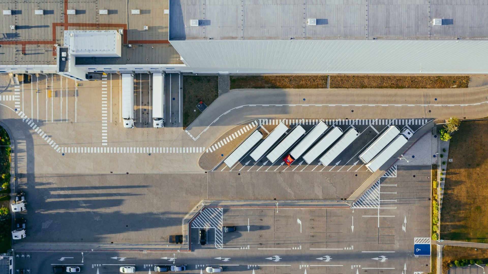 Vista aérea de un centro logístico con camiones en los andenes