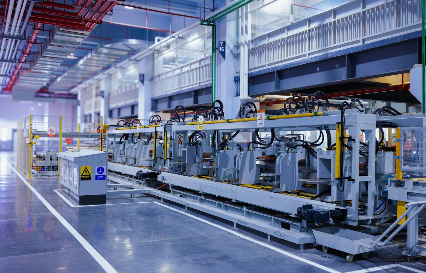 Línea de producción en una planta industrial moderna y ordenada