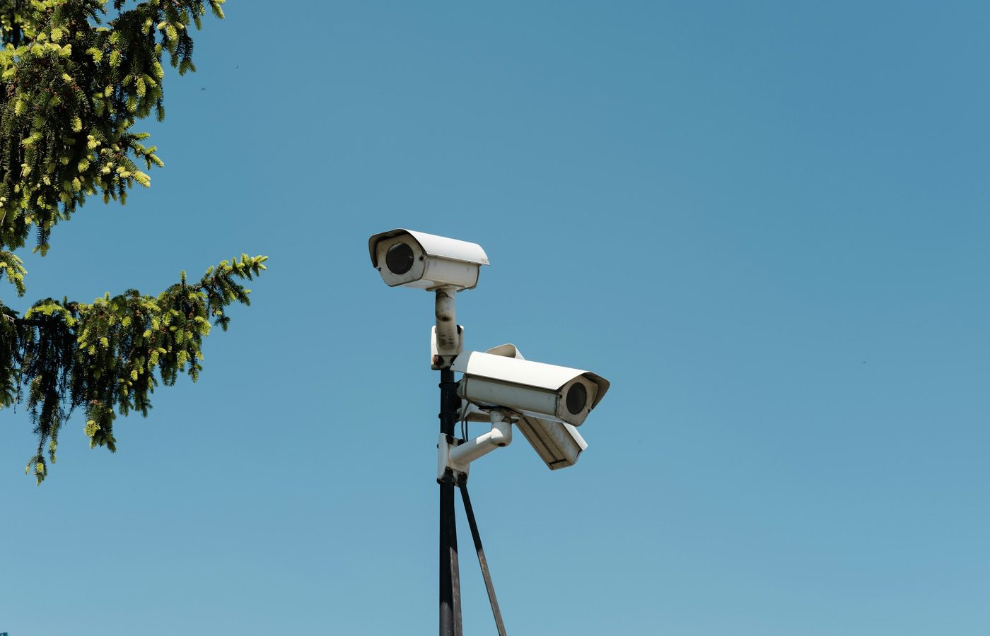 Cámaras de seguridad instaladas en un poste contra el cielo azul